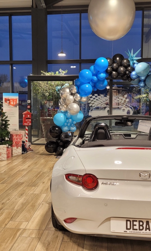 Arche en ballons structurée dans les tons roses pour une opération commerciale