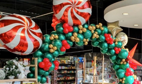 Arche de Noël en ballons dans un centre commercial