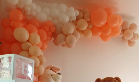 Guirlande organique en ballons pour un baptême