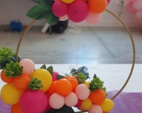 Cercle en ballons pour un centre de table fleuri