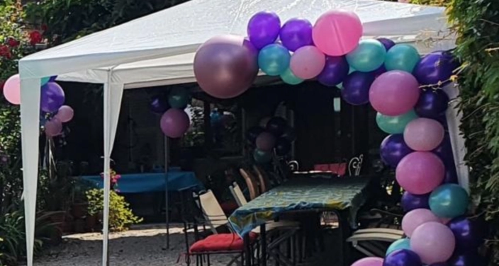 Guirlande en ballons sur tonnelle pour un baptème