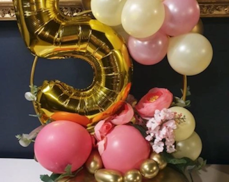 Décoration de table personnalisée en ballons pour un anniversaire