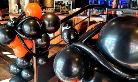 Décoration en ballons pour halloween dans un bar