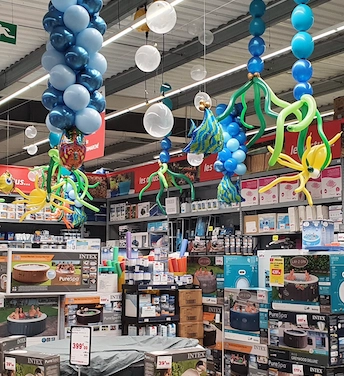 Suspension sur le thème de la mer pour une opération commerciale